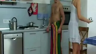 جاء الابن سكسي تركي سكسي تركي مع صديق لزيارة الأم الحامل وتلقى فجأة الجنس منها لمدة سنتين