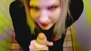 شاب يلهون على الأريكة مع والدته المستقبلية في القانون سكسي رومانسي تركي