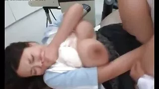 سمراء داعب نفسها ثم انضم سكسي ولد تركي صديقها