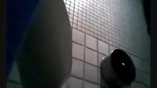 شابة شقراء الهزات قبالة الرجل الديك مواقع سكسي تركي مع قدميها